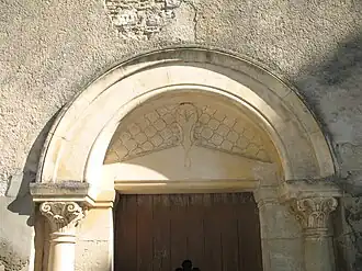 Fronton de la chapelle Sain-Pierre.