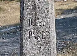 Stèle de la 6e station sur laquelle sont gravées les initiales du donateur D. du PL. de CT.