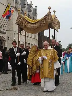 Procession du Saint-Sacrement sous un dais portatif en Belgique avec le cardinal Danneels.