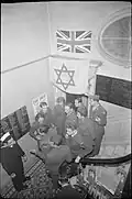 Quelques membres des forces alliées britanniques célébrant le nouvel an juif au Club Balfour à Londres (1943)