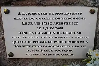 La plaque en mémoire des victimes de l’accident.