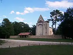 Porche et enceinte restaurée du cimetière
