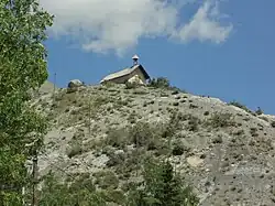 Chapelle Saint-Pierre, perchée au bord d’une piste.