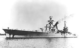 Vue d'un navire de guerre en mer