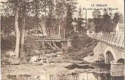 L'Almont et le pont éponyme à Melun au début du 20e siècle. Les rails du tramway sont légèrement visibles sur le pont ainsi que l'octroi de Bellevue au fond à droite.