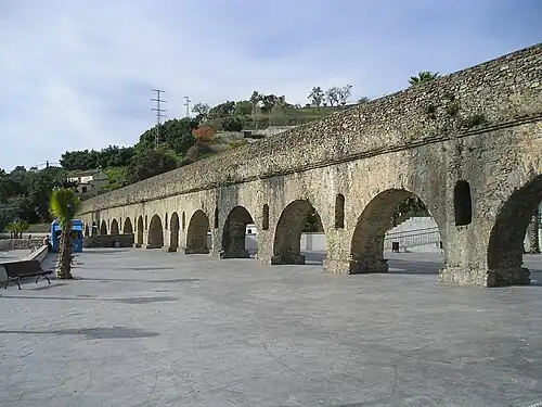 L'aqueduc romain à Torrecuevas&nbsp;(es),4 km environ au nord d'Almuñécar.