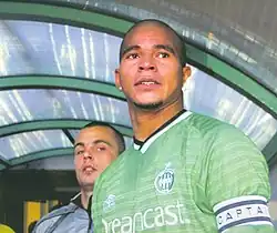 Portait de Aloísio dans le tunnel d'entrée, le gardien Janot dans son dos.