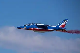 Pod fumigène placé sur le ventre de l'appareil.