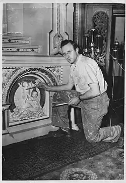 Alphonse Lespérance agenouillé au travail, dans une église