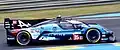 Photo du profil d'une voiture de course bleue et noire sur le circuit du Mans.