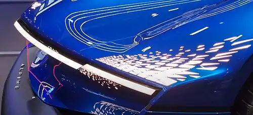 Feu avant d'une voiture bleue.