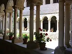 Cloître de la collégiale.