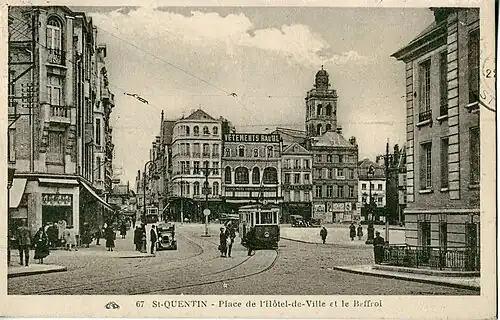La place de l'Hôtel-de-Ville et le beffroi des années 1920. La ligne no&nbsp;3 du tramway électrique desservait la place.