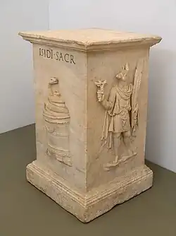 Autel à Isis. À g.: pierre mystique avec serpent, à dr.: Anubis-Hermès (Hermanubis). Les mots "Iside Sacr" sont gravés sur le serpent. Marbre. 130-170 EC. Palais des Conservateurs.