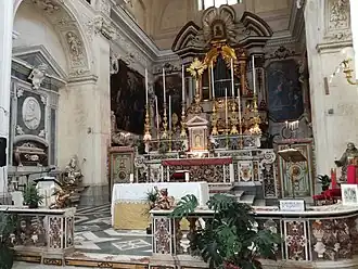 Le maître-autel, avec des reproductions des marbres volés.