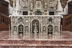Maître-autel de 2001 fait à partir d'antependiums en argent fabriqués par les maîtres-orfèvres de Trapani au XVIIIe&nbsp;siècle.