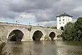 Vieux pont de Lahn avec tour