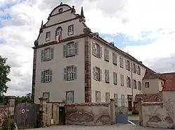 Ancien logis abbatial (XVIIIe&nbsp;siècle), 6, place Saint-Cyriaque.