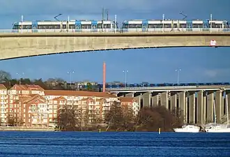 Le passage piéton d'Alviksbron avec le Tranebergsbron en arrière-plan.