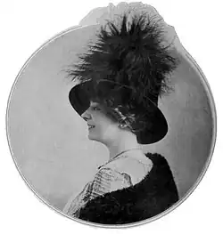 Amélie Diéterle portant un chapeau de la Maison Lewis, par le Studio Félix à Paris en 1909.