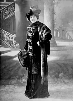 L'actrice toujours habillée chez Green & Co., mais en costume de velours, par Henri Manuel en 1909.