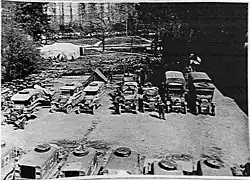 Cour du château en 1917 avec des Russes et des Américains.