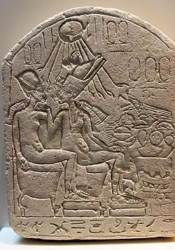 Le couple royal. Stèle, calcaire. Neues Museum