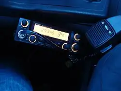 Photo d'une radio CB, positionnée dans une voiture.