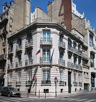 L'ambassade au no&nbsp;28.