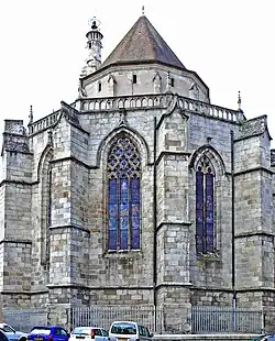 Photographie couleur d'un chevet gothique d'église.