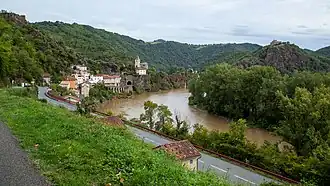 Sur la colline à droite le prieuré Notre-Dame de l'Oder d'Ambialet