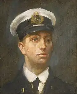 Portrait d'un jeune homme en uniforme marin, avec un béret blanc. Le fond sombre contraste avec le sujet, et l'éclairage doux crée une atmosphère calme.