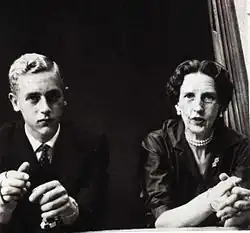 Photo en noir et blanc d'un garçon blond avec une femme âgée aux cheveux bouclés.