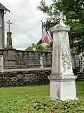 Monument aux morts. Au fond : calvaire à côté de l'église.