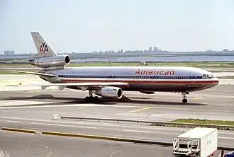 N110AA, le McDonnell Douglas DC-10 impliqué dans l'accident, ici à l'aéroport international de New York - John-F.-Kennedy en juin 1977.