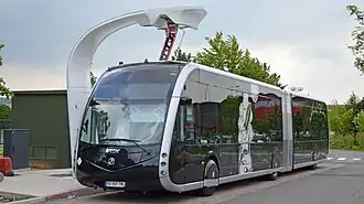 Recharge par biberonnage d'un bus Nemo, au terminus d'une ligne.