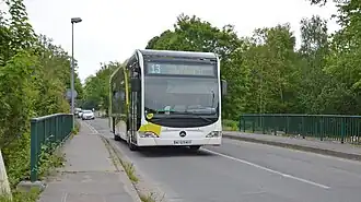 Bus (ancienne livrée Ametis) de la ligne 13, arrivant à l'arrêt Latapie, à Cagny.