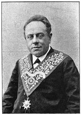 portrait en noir et blanc de Louis Amiable, portant un décor maçonnique