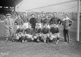 Photographie en noir et blanc d'une équipe de football des années 1930.