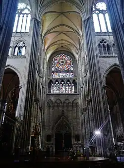Cathédrale d'Amiens – transept avec nef (à droite, 1220–1236, gothique classique) et chœur (à gauche, 1236–1269, gothique rayonnant).