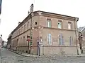 Amiens, maison de charité de la paroisse Saint-Leu, 12 rue Gaudissart : vue d'ensemble depuis la rue Motte