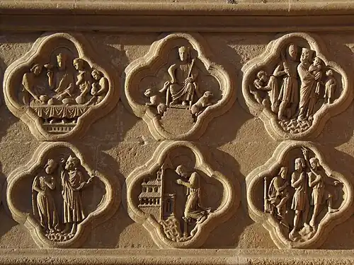 Ces bas-reliefs du soubassement du portail de droite (de la Mère-Dieu) de la façade occidentale se trouvent sous les statues des rois Salomon et Hérode et datent du début du XIIIe&nbsp;siècle.