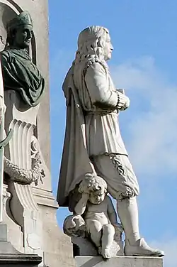 Détail du monument du rond-point de la place Joffre