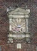Détail du corps de logis affichant les armes du seigneur Van Arkell et celles d'une dame de Gueldre