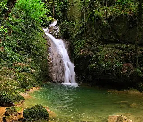 La grande cascade du canyon d'Amondans et la Gouille Noire.