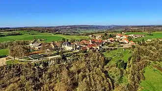 Vue générale du château et son parc.