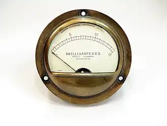 Un ancien ampèremètre mesurant des courants électriques jusqu'à 15 mA.