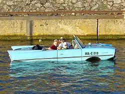 Une Amphicar dans le port de Stuttgart.