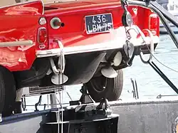 "Détail vu de l’arrière d’une Amphicar, montrant les deux hélices."