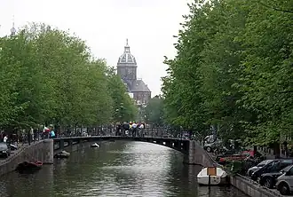 Vue du Oudezijds Voorburgwal avec Saint-Nicolas en arrière-plan.